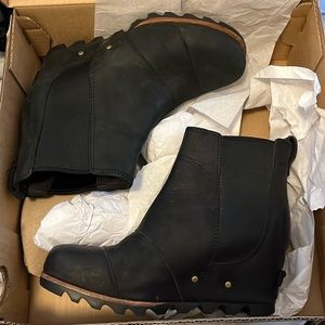 Sorel women’s black wedge booties, Size 6